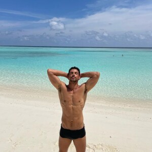 Cauã Reymond agitou a web em nova foto de sunga nas Maldivas: 'O mais chocante é saber que ele tem 41 anos'