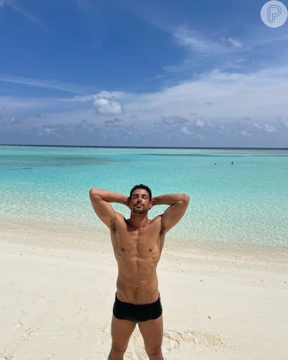 Cauã Reymond agitou a web em nova foto de sunga nas Maldivas: 'O mais chocante é saber que ele tem 41 anos'