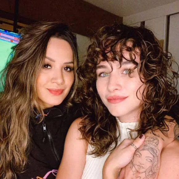 Thais Ribeiro posou coladinha com Laryssa Ayres e também se declarou nas redes sociais