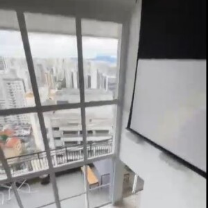 Com pé direito alto, apartamento de Whindersson Nunes tem até telão