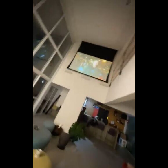 Whindersson Nunes costuma ouvir música no telão que tem na parede