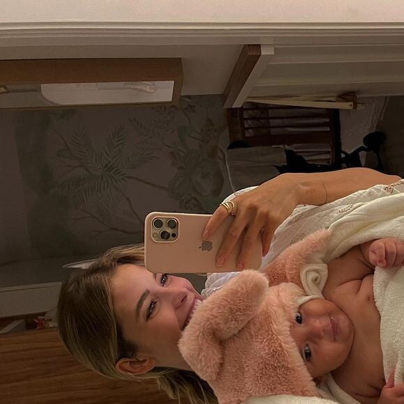 Carol Dias parou de amamentar Esther, filha com Kaká aos 6 meses: 'Teria amamentado mais'
