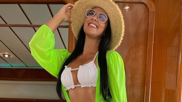 Graciele Lacerda elege biquíni para valorizar corpo em moda praia: 'Gosto de fio-dental'