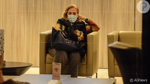 Dona Angelina, mãe de Angélica, visitou o marido no hospital
