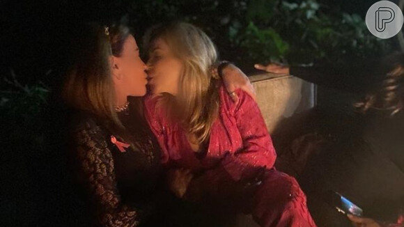 Zilu Godoi rebate críticas por foto beijando amiga: 'Puro preconceito'