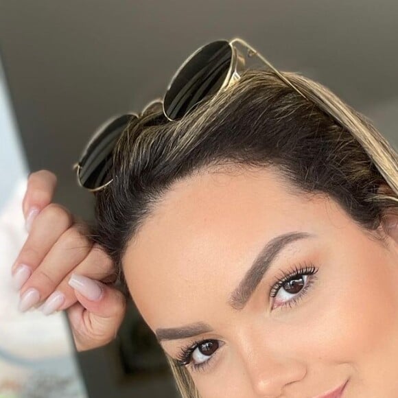 Suzanna Freitas fez cirurgia para levantar mamas e colocou silicone
