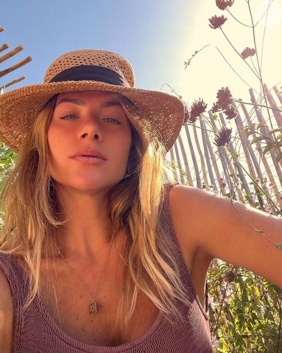 Giovanna Ewbank fez selfie com chapéu de palha ao viajar pela Europa