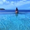 Giovanna Ewbank posou com biquíni fio-dental ao nadar em piscina de borda infinita na Espanha