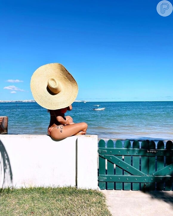 Giovanna Ewbank usa e abusa do chapéu de palha para curtir os dias de sol