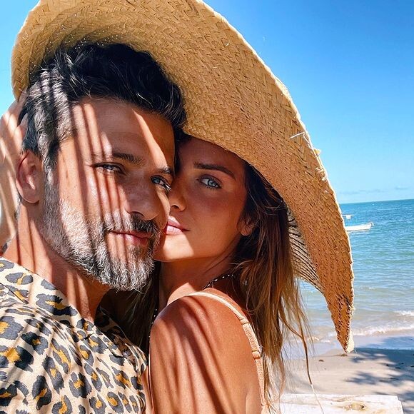 Giovanna Ewbank recebe 'mão boba' de Bruno Gagliasso em foto de biquíni