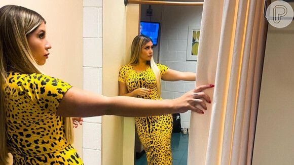 Marília Mendonça evidenciou corpo em um vestido lápis com estampa de leopardo