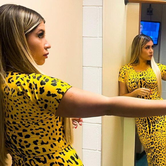 Marília Mendonça evidenciou corpo em um vestido lápis com estampa de leopardo