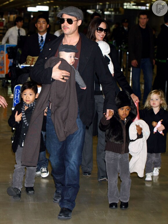 Angelina Jolie é mãe de seis filhos junto com Brad Pitt, sendo três biológicos e três adotados