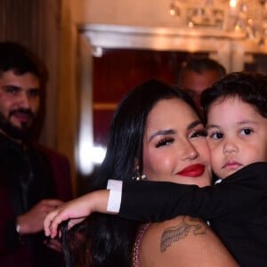 Ex-BBB Flay chegou à sua festa de aniversário com o filho, Bernardo, de 3 anos, e Pedro Maia, que a pediu em casamento no evento