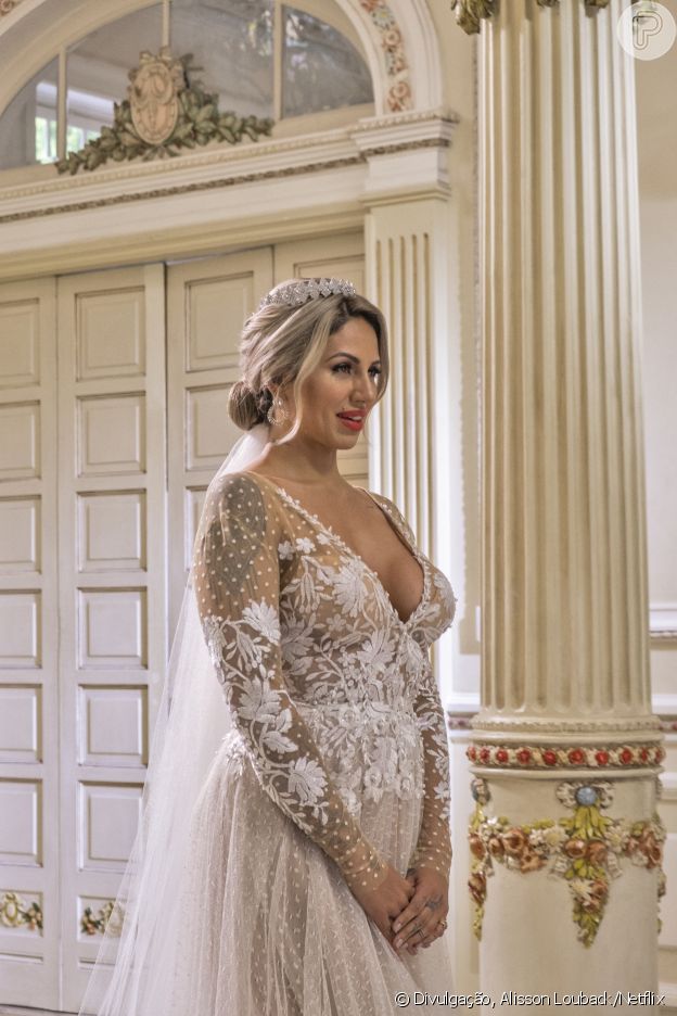 'Casamento às Cegas': Dayanne Feitoza usa vestido decotado com mangas para entrar em cerimônia