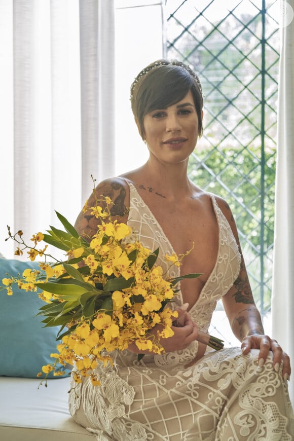 'Casamento às Cegas': Nanda Terra usa vestido de noiva de alças com decote profundo