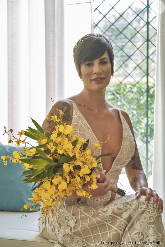 'Casamento às Cegas': Nanda Terra usa vestido de noiva de alças com decote profundo