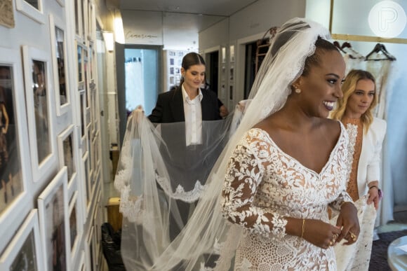 'Casamento às Cegas': Carolina Novaes opta por vestido de noiva com mangas três quartos