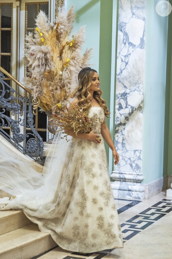 'Casamento às Cegas': Carol optou por um vestido de noiva rendado com decote discreto