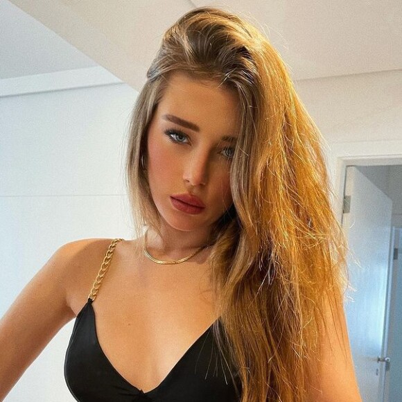 Duda Reis usou um top semelhante a um biquíni nas imagens, e João Guilherme garantiu: 'amei'