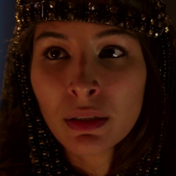 Na novela 'Gênesis', Tamar (Juliana Xavier) recebe atenção de Muriel (Rhaisa Batista) após ser espancada por Er (Tiago Marques)