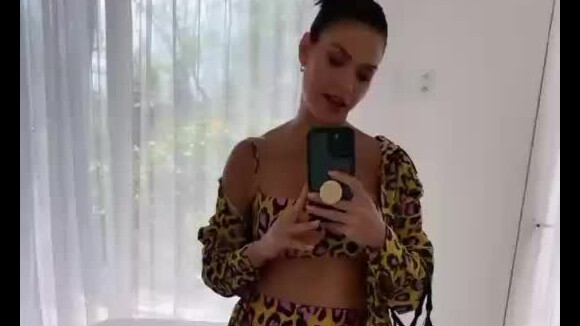 Andressa Suita mostra biquíni hot pant