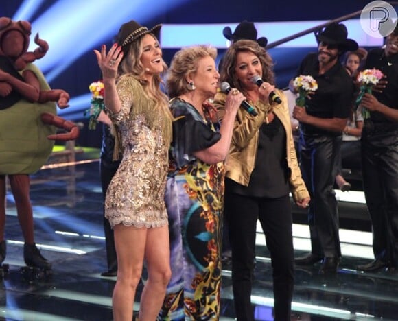 Fernanda Lima recebe mãe, Maria Tereza, e tia Bizó no palco do 'Amor & Sexo', em 27 de novembro de 2014
