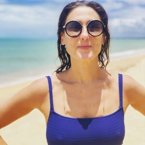 Paola Carosella comemorou 49 anos posando pata fotos de maiô na praia