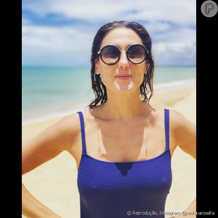 Paola Carosella comemorou 49 anos posando pata fotos de maiô na praia