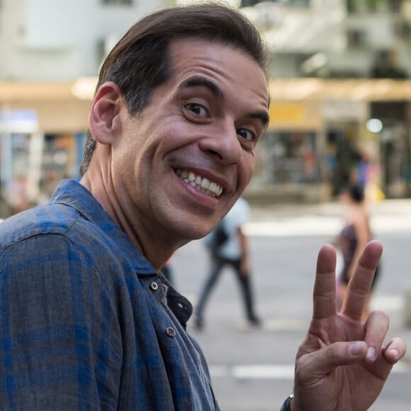 Leandro Hassum participou do 'Domingo Legal' e surpreendeu o público do SBT