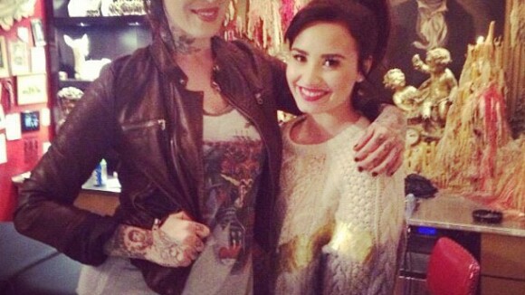 Demi Lovato faz nova tatuagem no braço direito