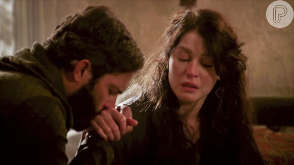 Novela 'Gênesis': Muriel (Rhaisa Batista) tenta ser consolada pelo marido, Judá (Thiago Rodrigues)