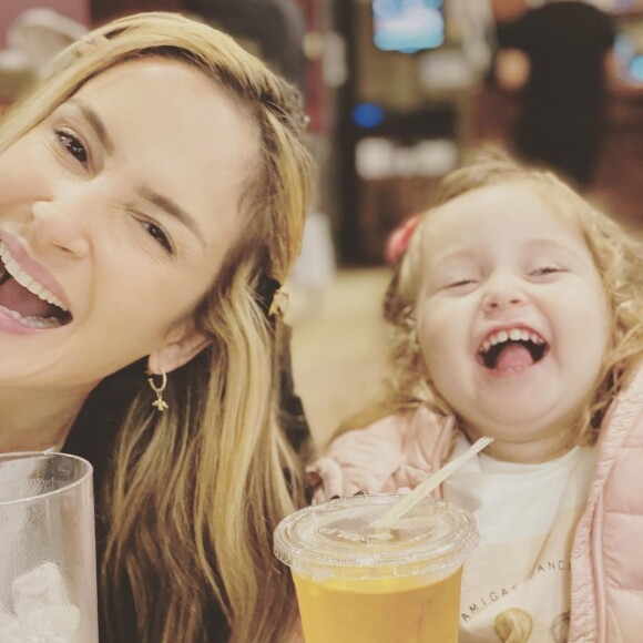 Claudia Leitte, o marido e os filhos estão em Nova York