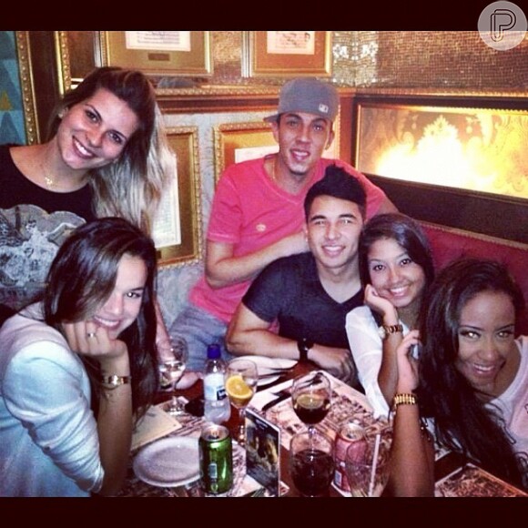 Namoro sério: Bruna Marquezine aparece em foto do aniversário da cunhada, Rafaella, irmã de Neymar, nesta terça-feira, 12 de março de 2013