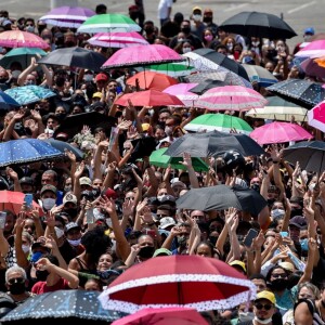 Multidão aguarda entrada no ginásio que recebe o velório de Marília Mendonça, neste sábado, 6 de novembro de 2021