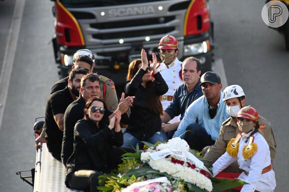 Corpo de Marília Mendonça foi acompanhado em carro de Bombeiros por Maiara, Maraisa, Henrique e Juliano, além do empresário Wanderley Oliveira