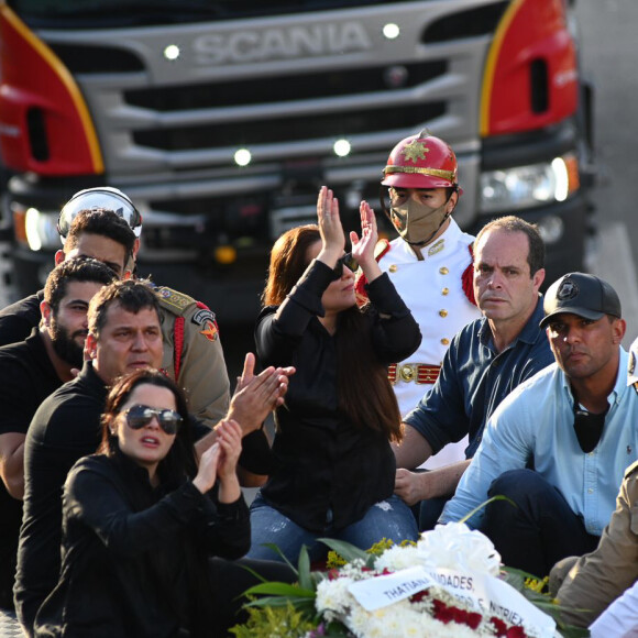 Corpo de Marília Mendonça foi acompanhado em carro de Bombeiros por Maiara, Maraisa, Henrique e Juliano, além do empresário Wanderley Oliveira