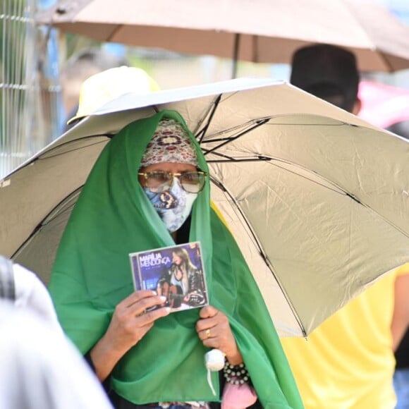 Fãs de Marília Mendonça enfrentaram sol forte para o adeus à cantora