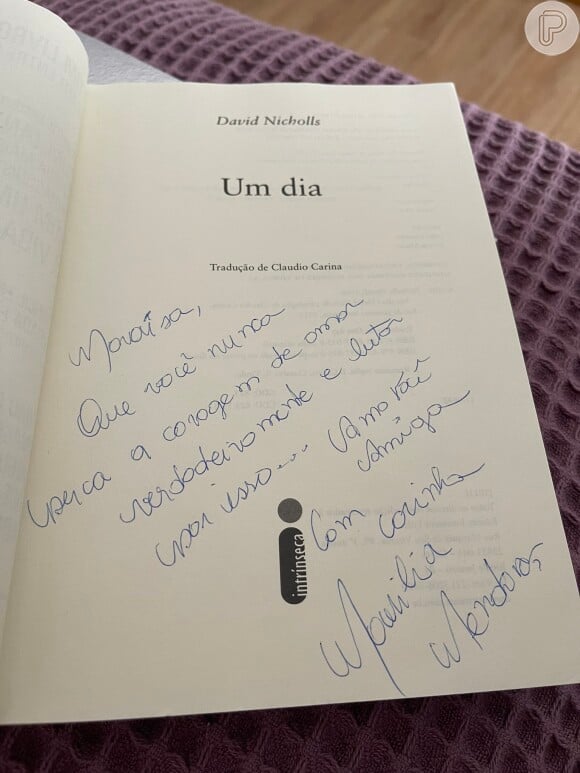 Marília Mendonça escreveu dedicatória emocionante para Maraísa no livro que deu de presente à amiga. A cantora fez uma foto e mostrou aos fãs 