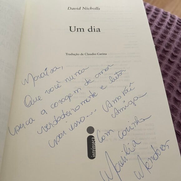 Marília Mendonça escreveu dedicatória emocionante para Maraísa no livro que deu de presente à amiga. A cantora fez uma foto e mostrou aos fãs 