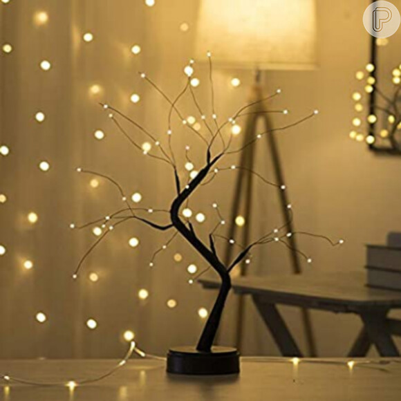 Árvore decorativa com luzes de LED, disponível na Amazon em oferta