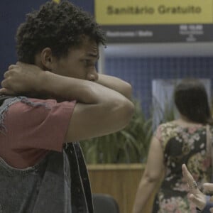 Novela 'Um Lugar ao Sol': Ravi (Juan Paiva) dará a Christian/Renato (Cauã Reymond), após o casamento com Bárbara (Alinne Moraes) um papel com as informações de Lara (Andréia Horta)