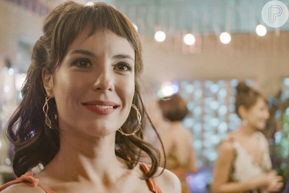 Novela 'Um Lugar ao Sol': Lara (Andréia Horta) vai marcar o casamento com Mateus (Danton Mello), pretendente apresentado por sua avó