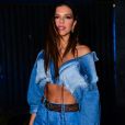 Mariana Rios escolhe produção com jeans para show do cantor Thiaguinho