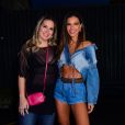 Mariana Rios posa com amiga em bastidores do show de Thiaguinho em São Paulo