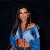 Mariana Rios usa look com jeans e barriga de fora em show de Thiaguinho