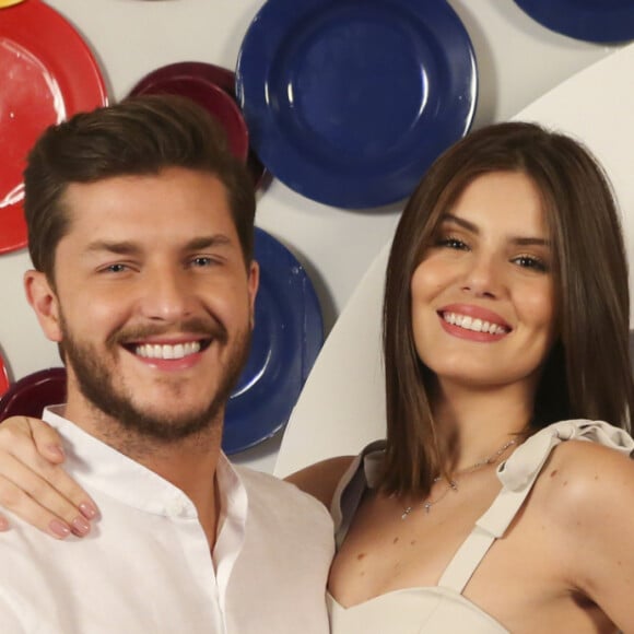 Na Netflix, Camila Queiroz e Klebber Toledo apresentam 'Casamento às Cegas'