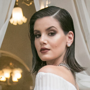 Globo não pretende aproveitar as imagens de Camila Queiroz no amigo oculto do 'Fantástico' e reformulará a dinâmica