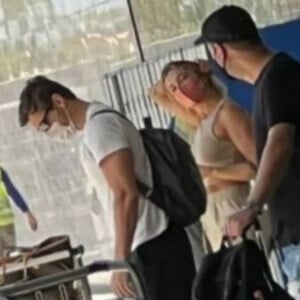 Grazi Massafera e Alexandre Machafer foram fotografados em um aeroporto