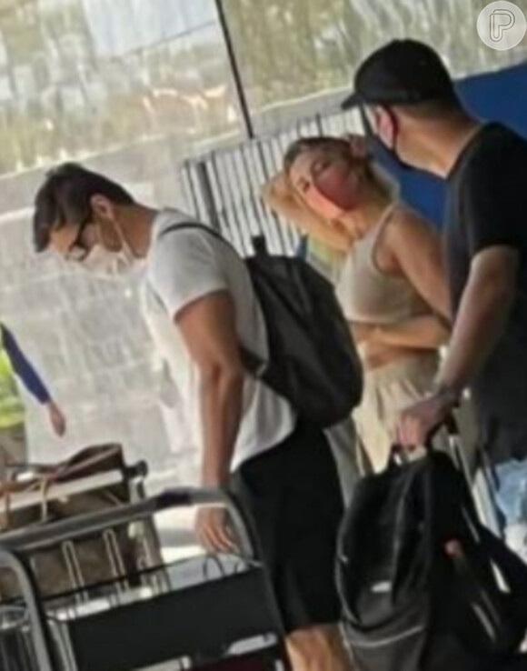 Grazi Massafera e Alexandre Machafer foram fotografados em um aeroporto